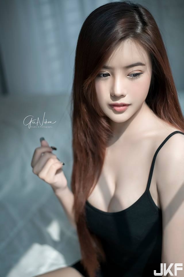 滑手機也能這麼辣！「巨乳正妹」床上玩手機，嫩乳深溝乍現讓人想跟她玩別的！