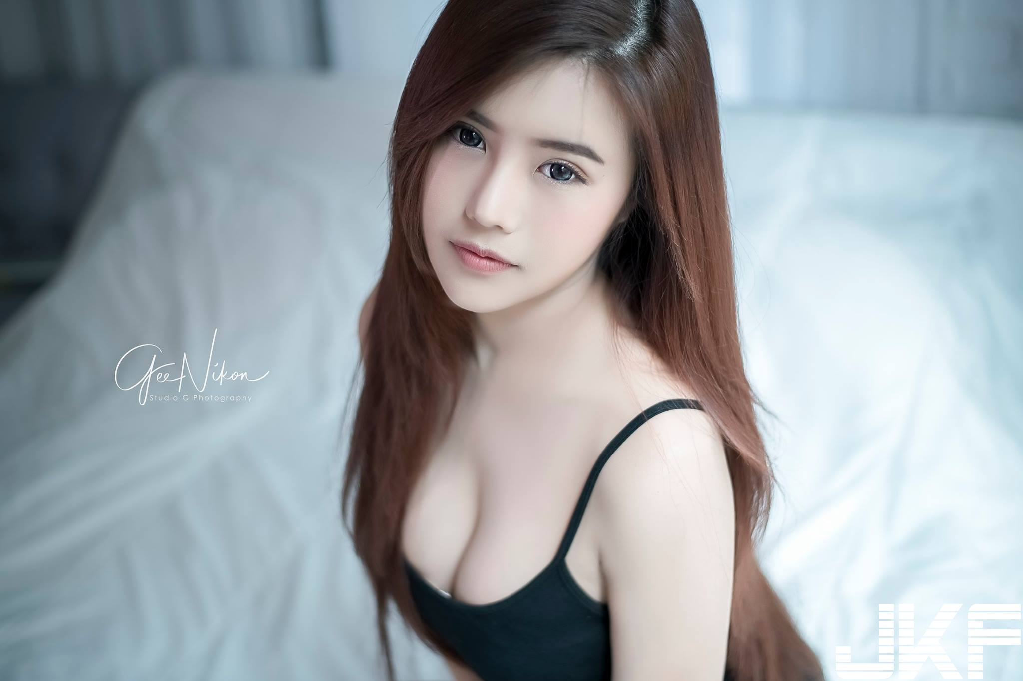 滑手機也能這麼辣！「巨乳正妹」床上玩手機，嫩乳深溝乍現讓人想跟她玩別的！