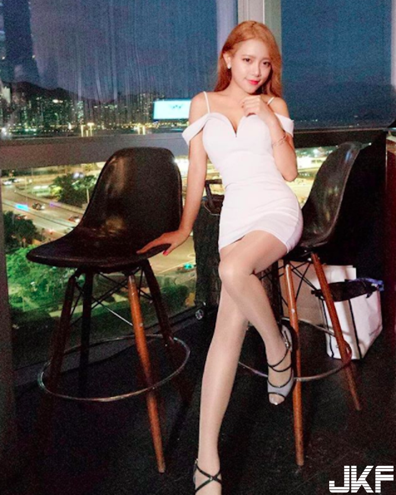 好亮的車頭燈！度假飯店「甜美奶妹」出沒！性感泳裝藏不住「雪白美乳」！