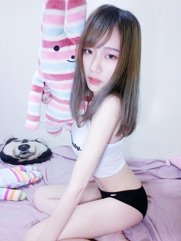 「超強美體」女大生很會撩！細腰美腿一次齊開，各種角度都教人難以招架！