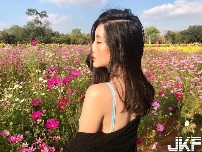 賞花驚見「洋裝露奶妹」！不穿bra的極致美景！側邊空隙「渾圓美乳」跑出來啦！