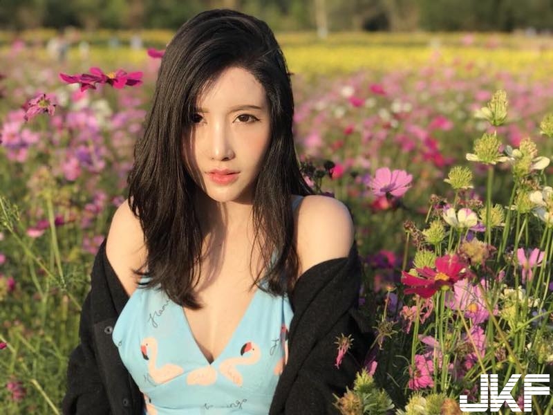 賞花驚見「洋裝露奶妹」！不穿bra的極致美景！側邊空隙「渾圓美乳」跑出來啦！