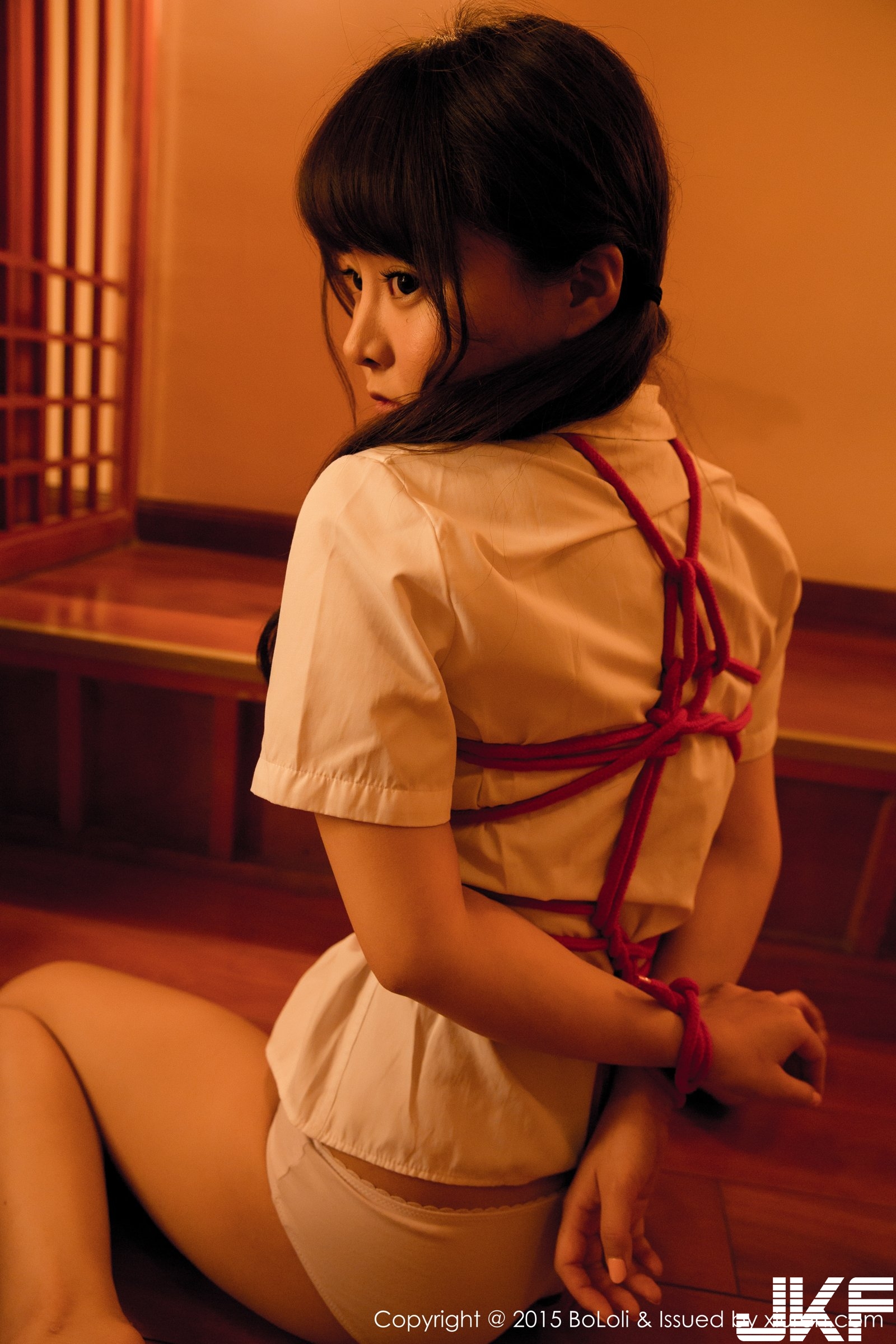 「豪乳學生妹」的緊縛調教！昏黃暗室中強制露出美乳，解放心中最黑暗的慾望！