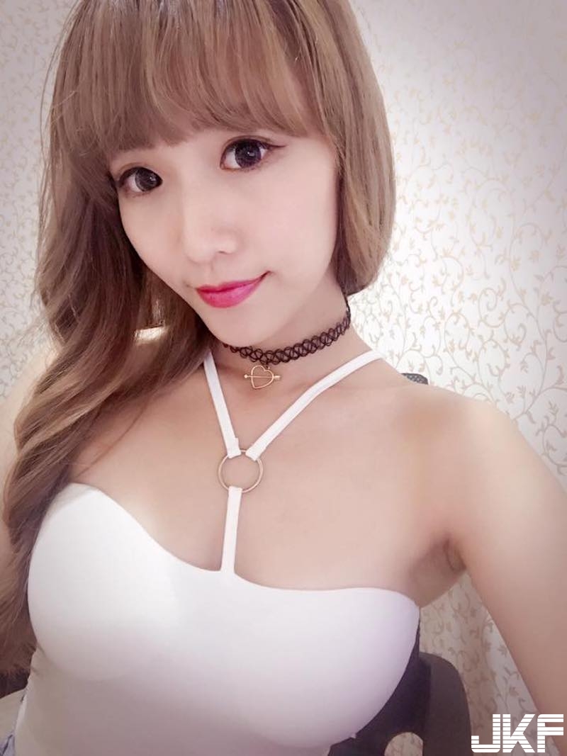 甜美可愛「大眼奶妹」！低胸Ｖ領「白嫩美乳」爆出來！原來還是一位dancer啊！