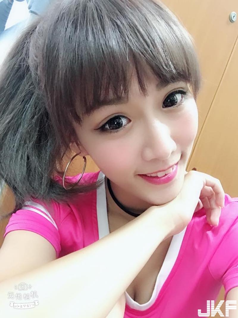 甜美可愛「大眼奶妹」！低胸Ｖ領「白嫩美乳」爆出來！原來還是一位dancer啊！