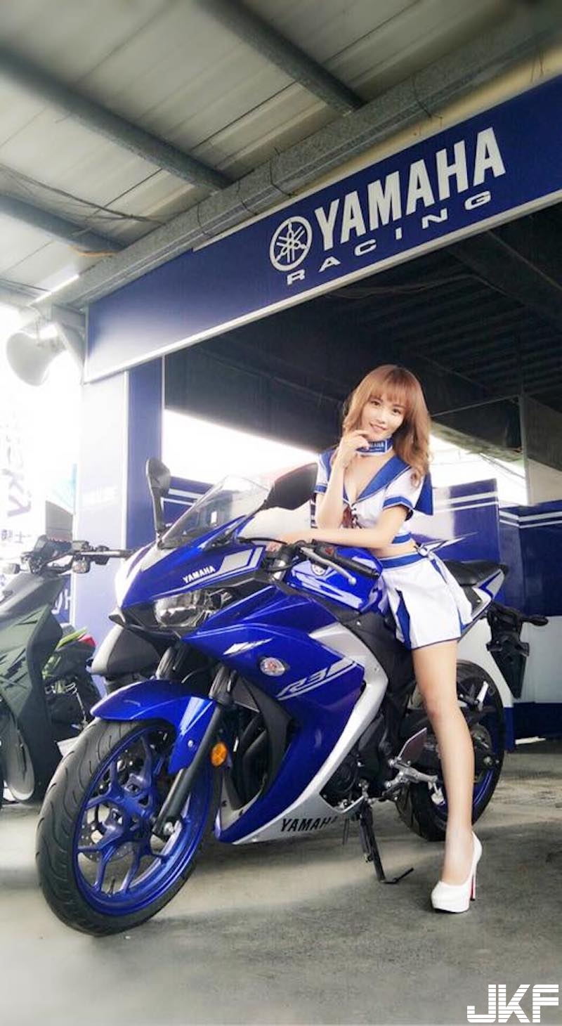 甜美可愛「大眼奶妹」！低胸Ｖ領「白嫩美乳」爆出來！原來還是一位dancer啊！