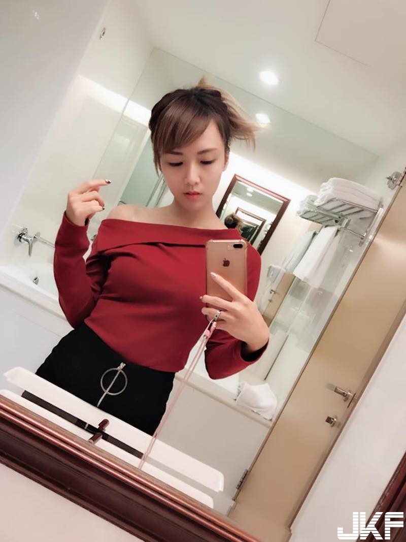 甜美可愛「大眼奶妹」！低胸Ｖ領「白嫩美乳」爆出來！原來還是一位dancer啊！