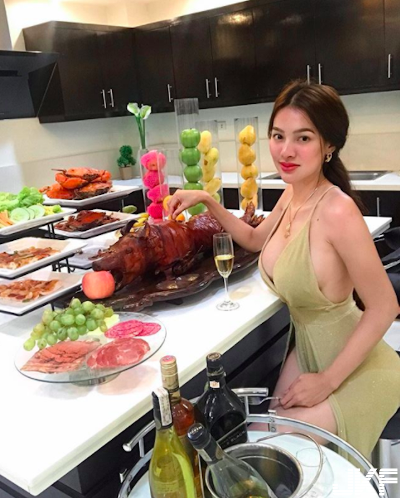 「大奶貴婦」在家火辣下廚！「渾圓美乳＋豐滿翹臀」看起來超美味啊！