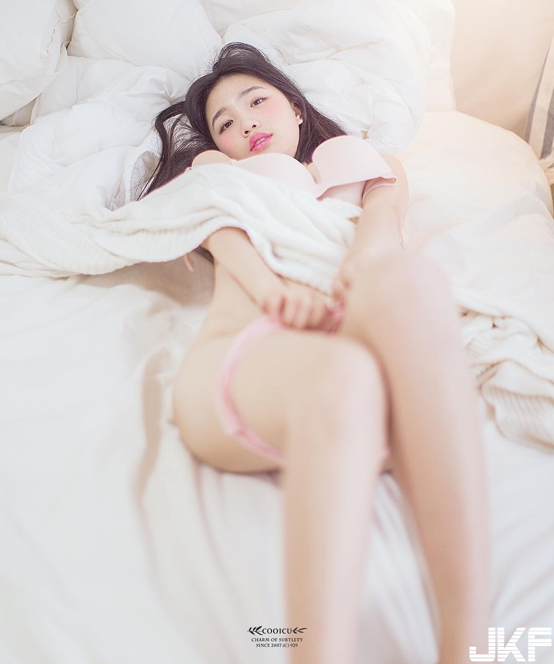 開大絕！「女體攝影師」捕捉極致性感，妹子「嬌羞扯褲頭」大爆各種養眼畫面！