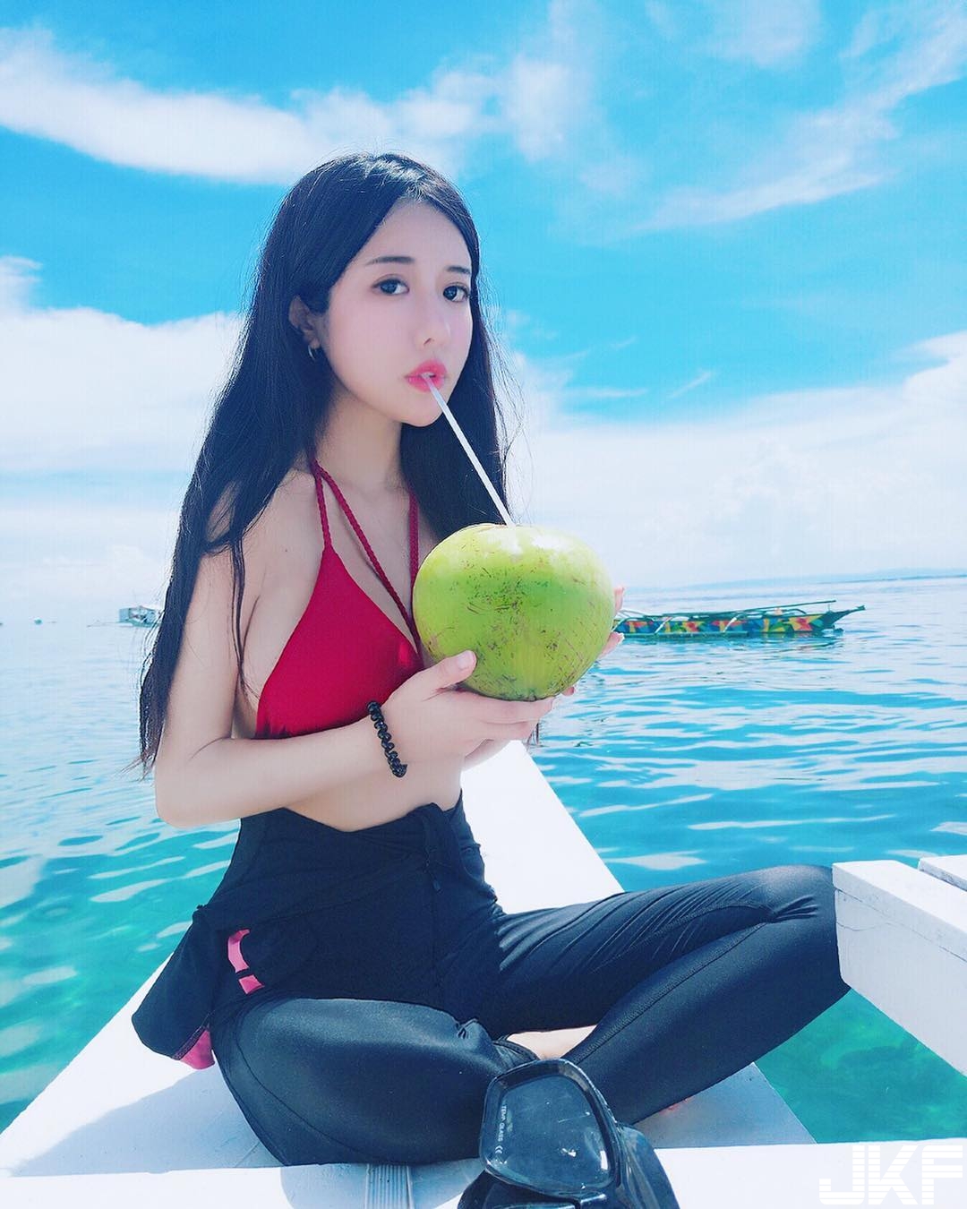 網拍老闆娘親自展示性感比基尼！飽滿乳量從下溢出　南半球也出來見客！