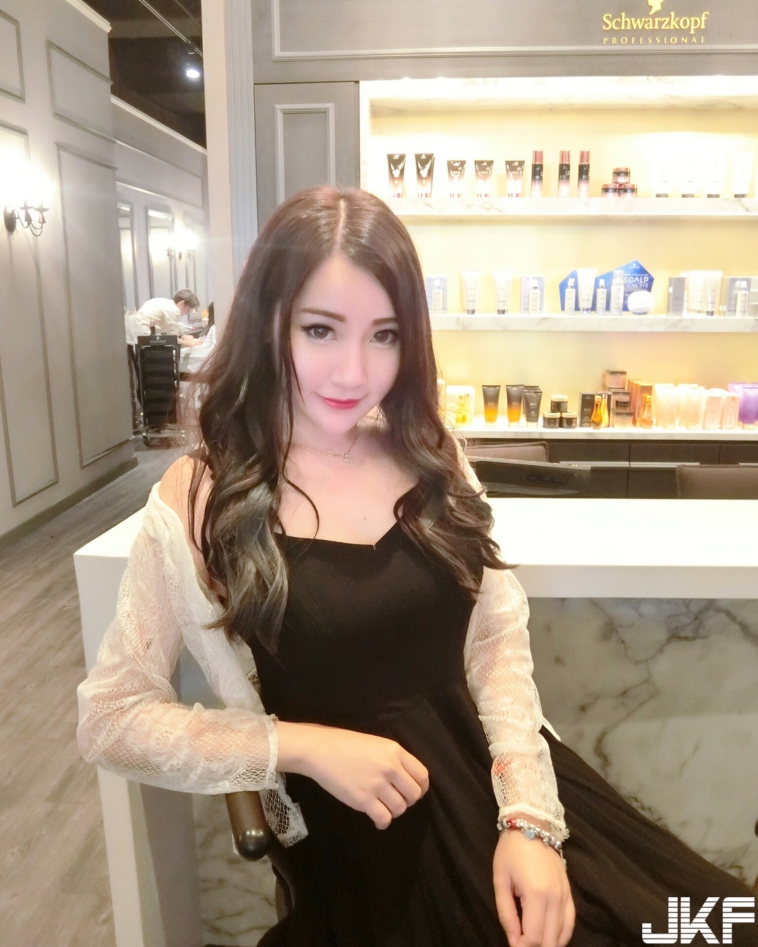 「極品大奶妹」白嫩雙峰要人命！惹火裝扮94要你看個夠！