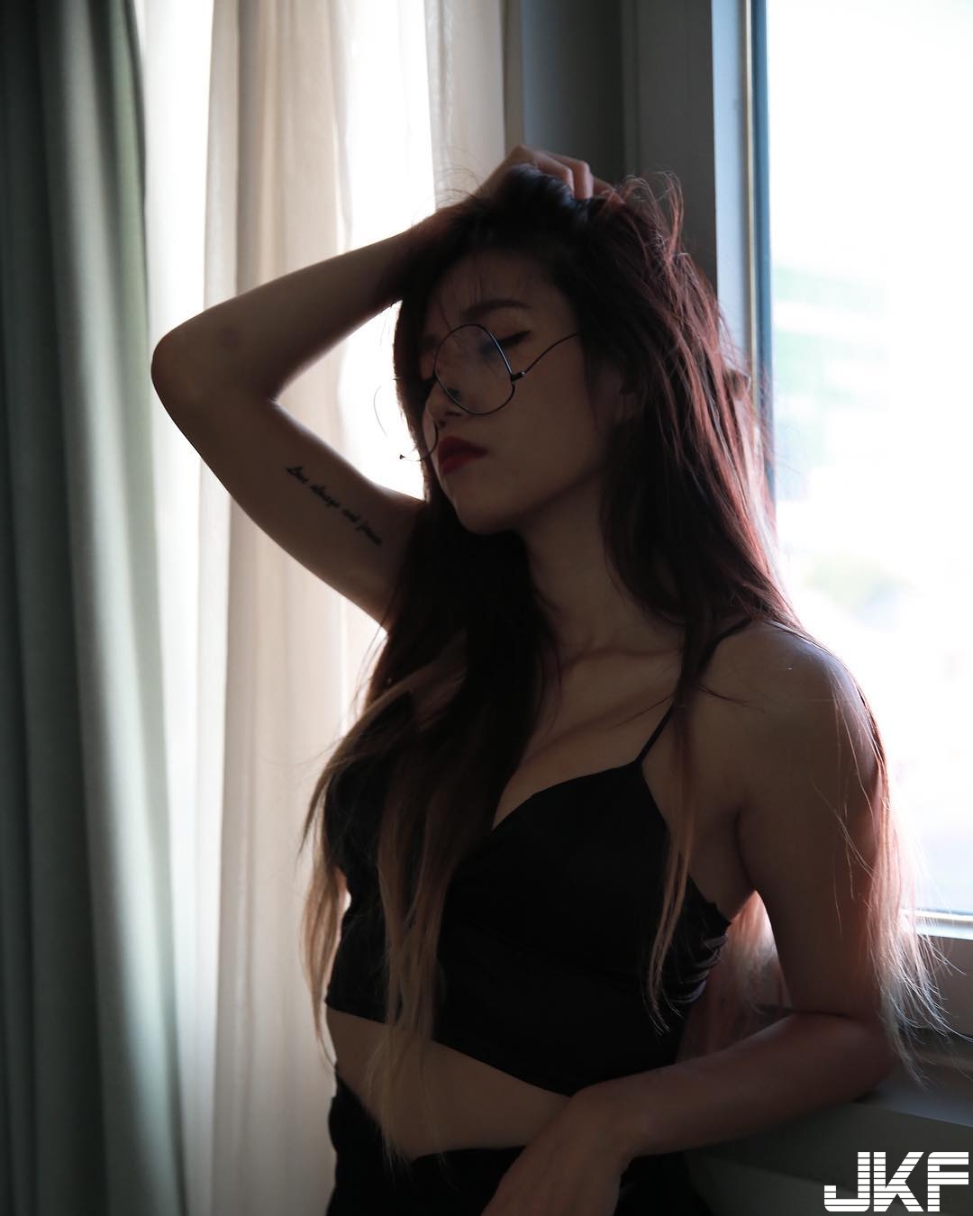衝突美感！Playboy御用女模的「肉色藝術」，用「迷人形狀」展現空靈氣息！