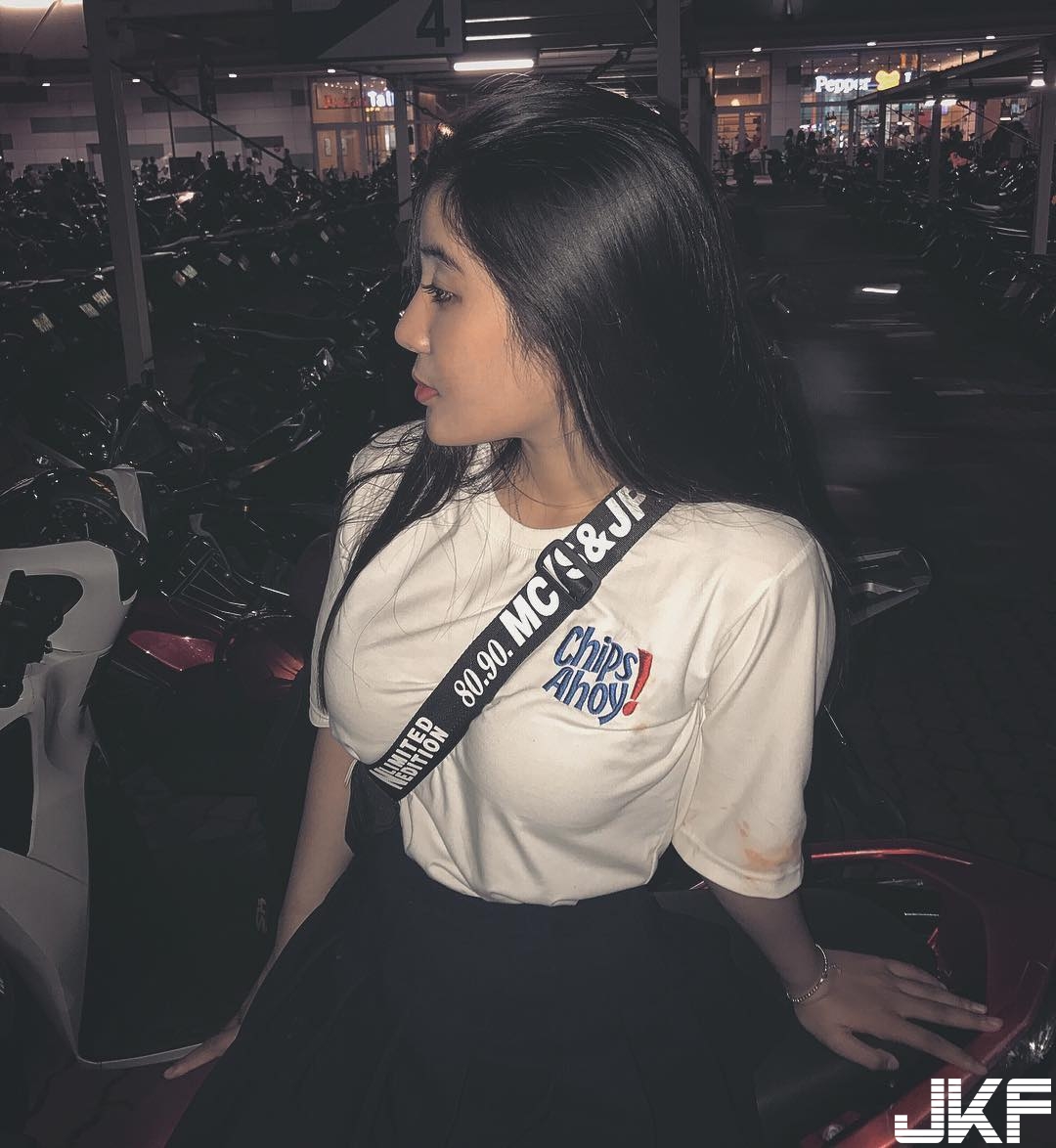 狂峰還是狂蜂？越南「巨乳高校生」奶夾背帶　緊身傳統服飾快被撐破！