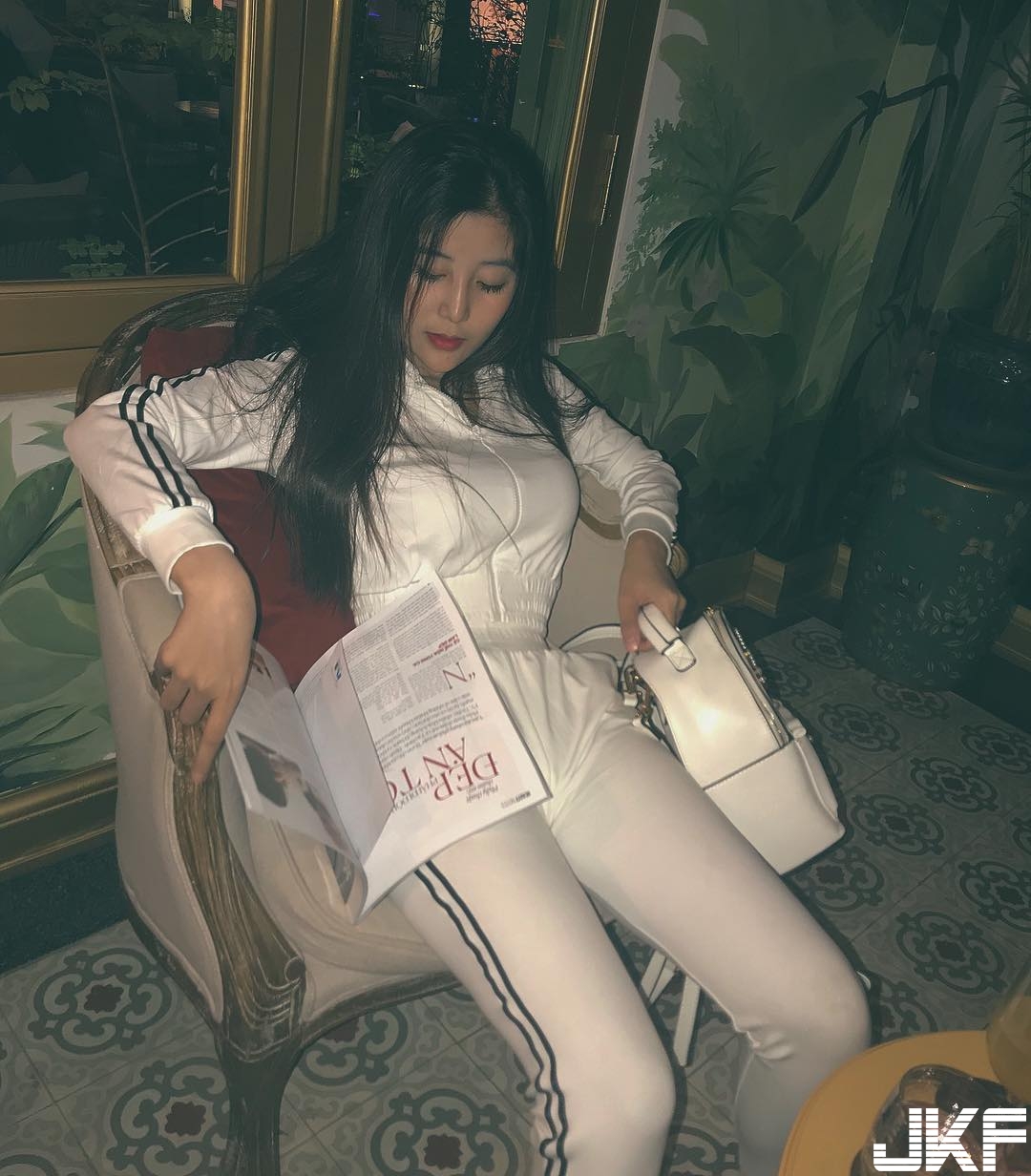 狂峰還是狂蜂？越南「巨乳高校生」奶夾背帶　緊身傳統服飾快被撐破！