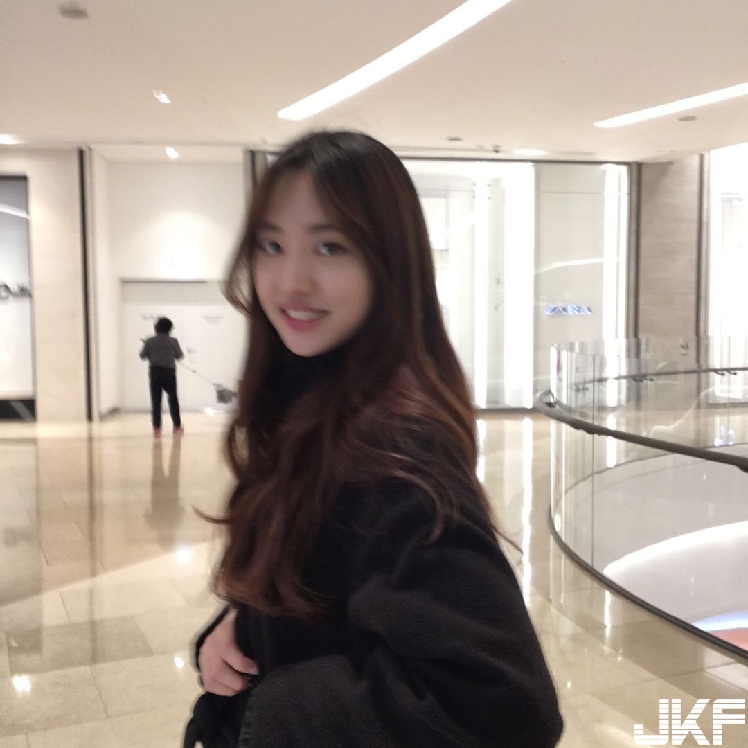 素人正妹再一發！「可愛隱乳妹」白色背心兩球乳形狀好明顯！心跳加速戀愛啦