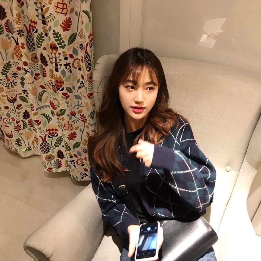 素人正妹再一發！「可愛隱乳妹」白色背心兩球乳形狀好明顯！心跳加速戀愛啦