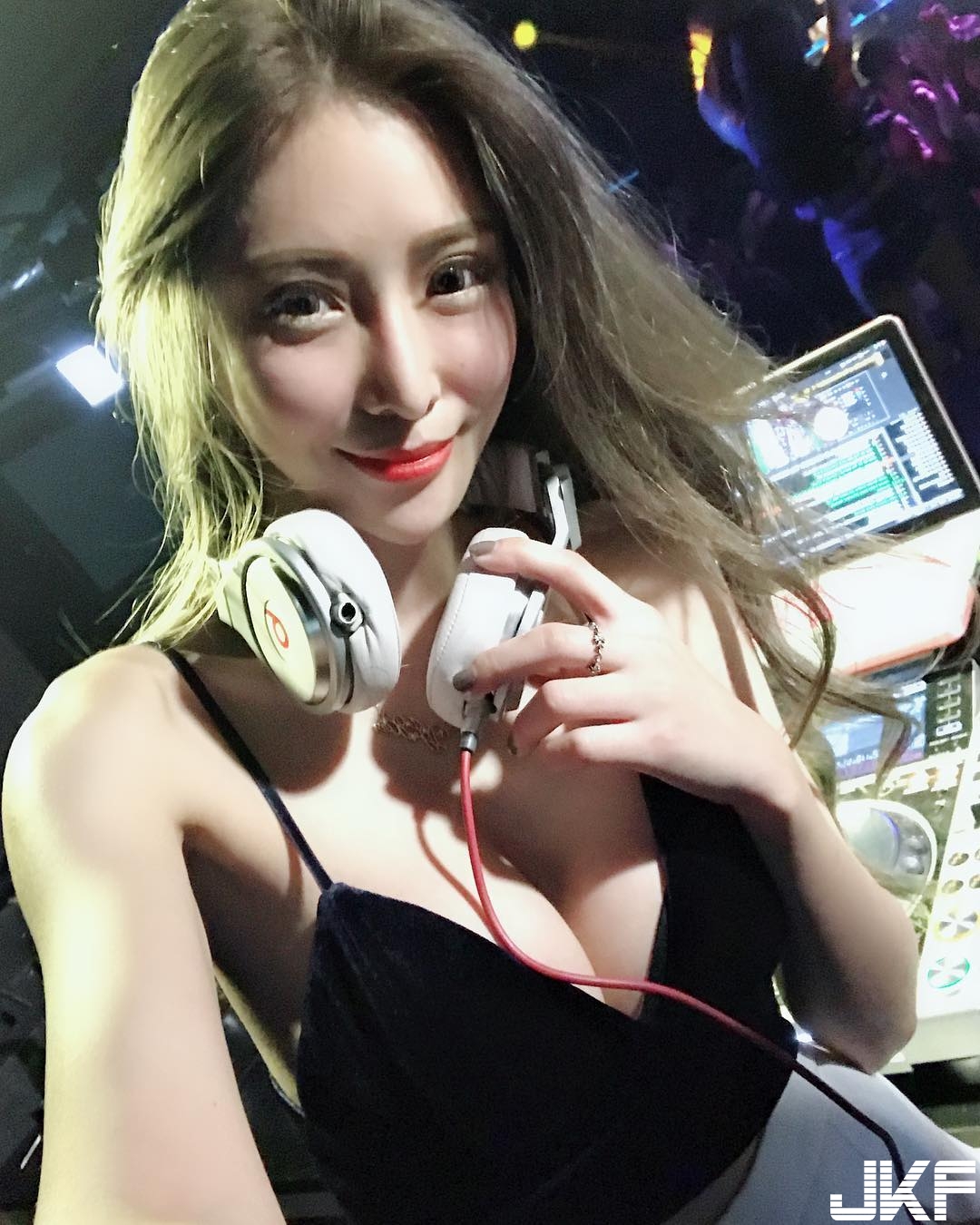 【GG扑克】台灣顏值超高「爆奶女DJ」身材超豪放！耳機孔快掉入「萬惡深溝」！