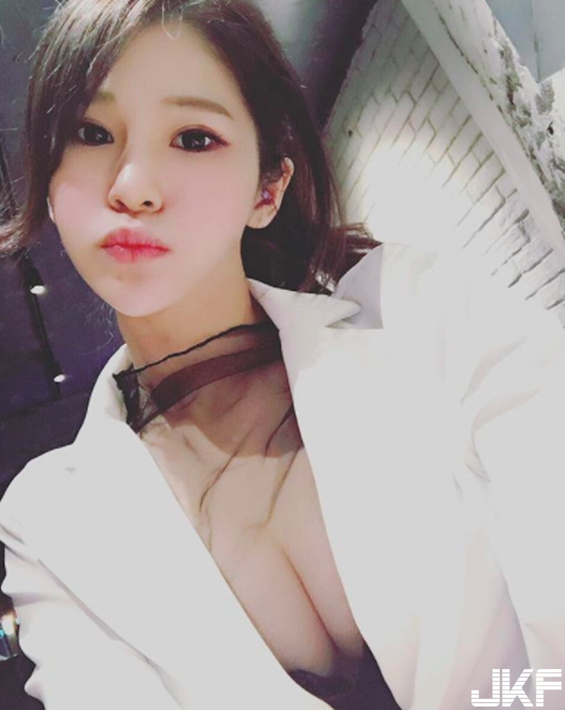 按摩房「最美的風景」！白皙大奶妹「低胸爆乳」自拍好吸睛，連按摩房也不放過！