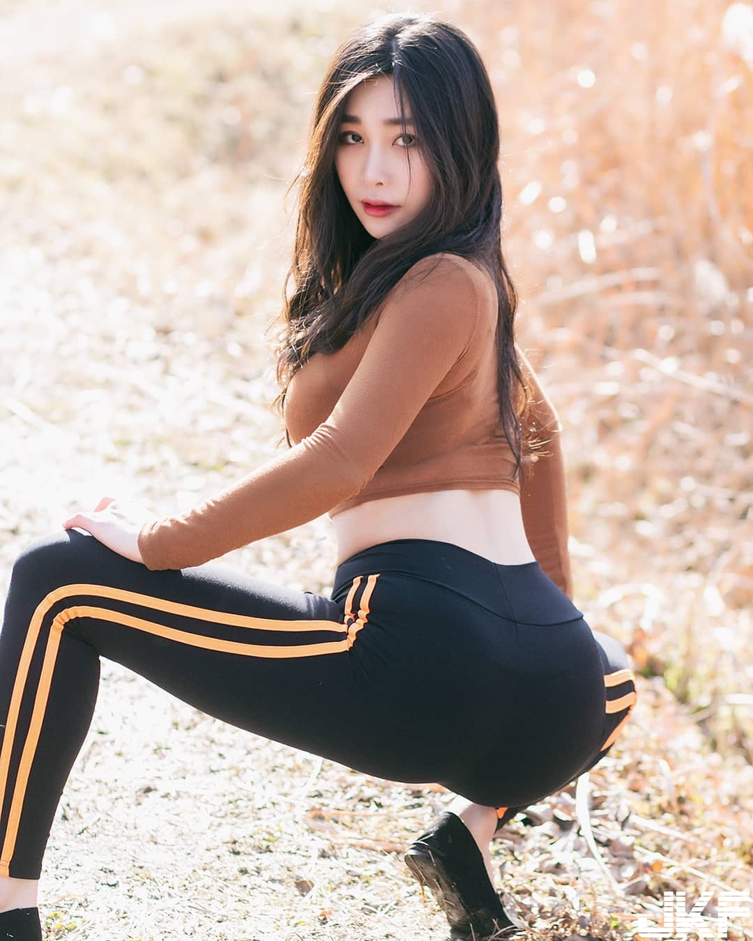 指定紅牌！巨乳妹子大曬「深不見底」奶溝，M字腿大開「 美臀乍現」！