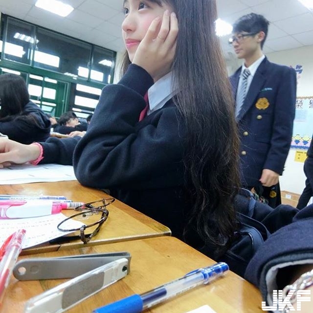 太甜了～高顏值甜美學生妹「育婷」無辜大眼＋清純微笑讓人想重回學生時代了！