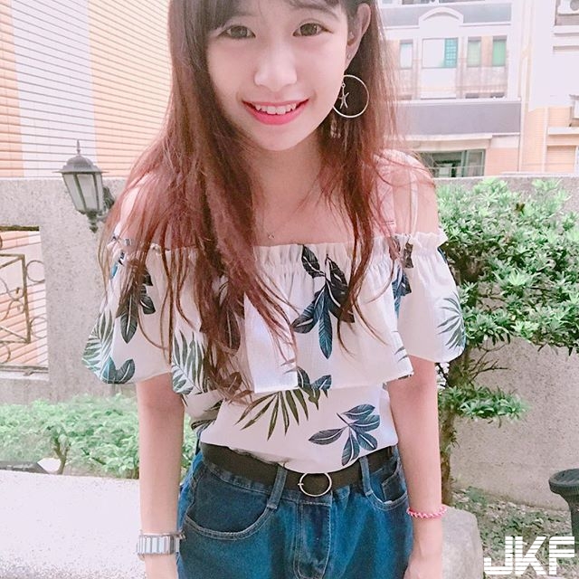 太甜了～高顏值甜美學生妹「育婷」無辜大眼＋清純微笑讓人想重回學生時代了！