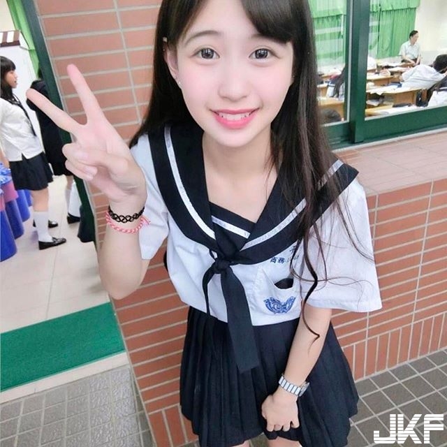 太甜了～高顏值甜美學生妹「育婷」無辜大眼＋清純微笑讓人想重回學生時代了！