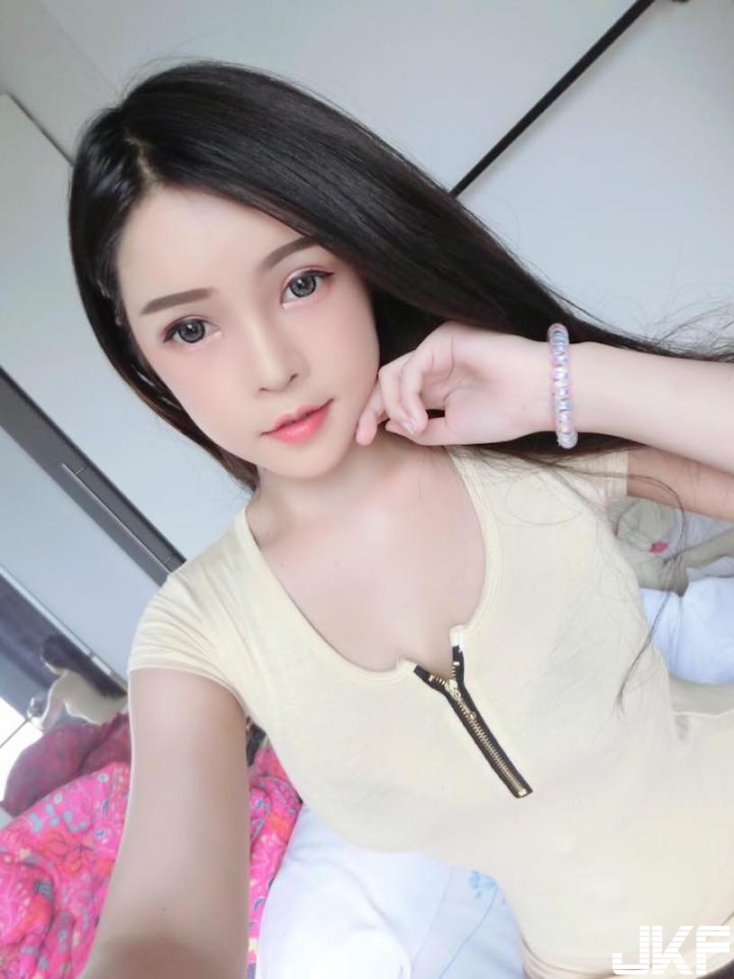 童顏巨乳妹「爆奶喝椰子汁」，白皙美乳一露出就讓人沈醉！