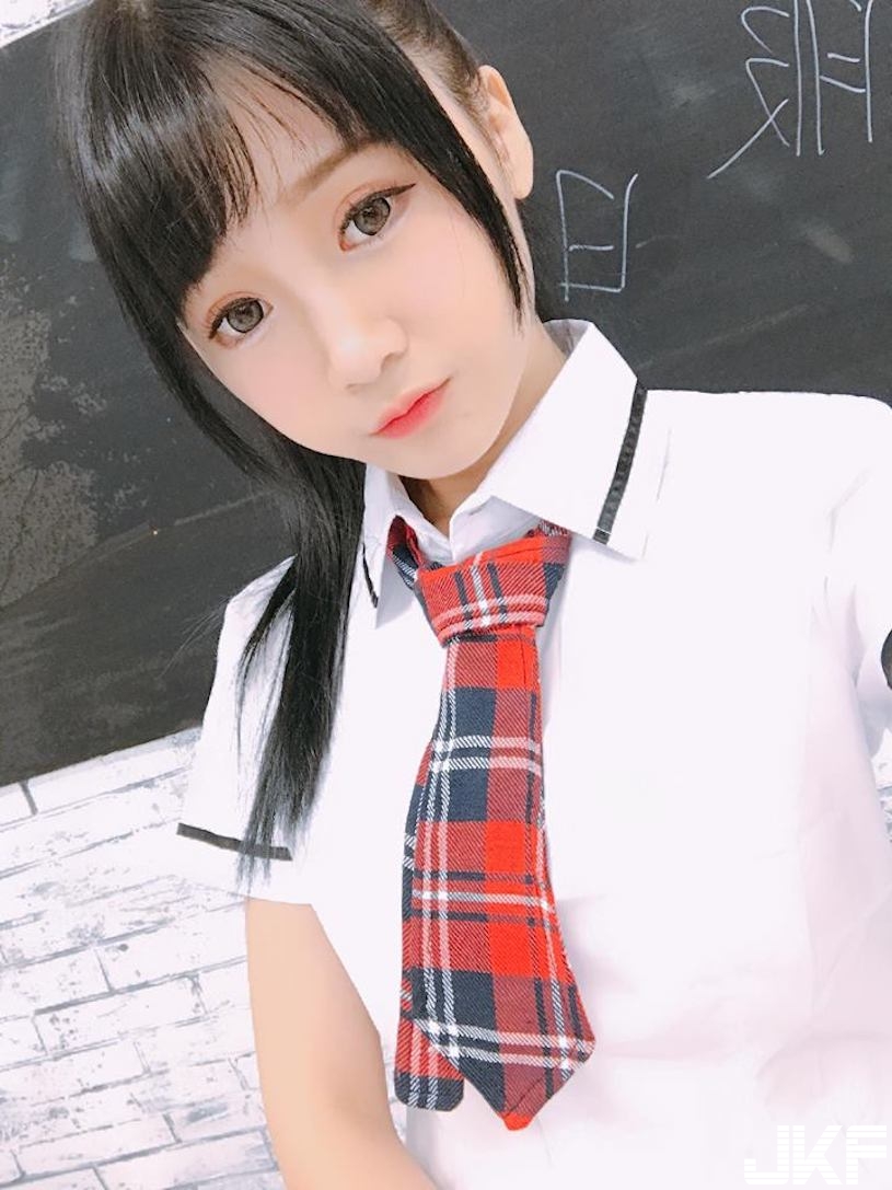 無辜系養眼麻豆！床上自拍甜到讓人融化，小露酥胸就好養眼啊