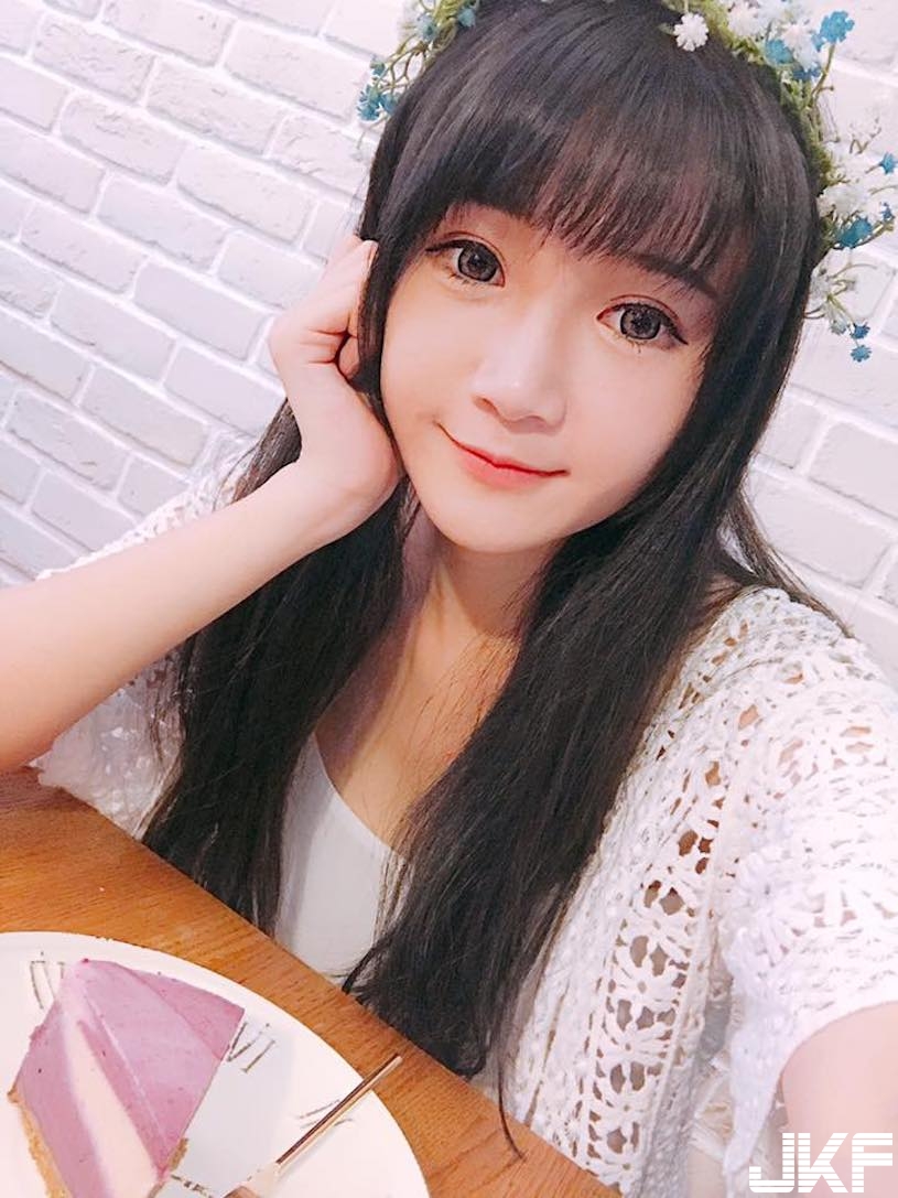 無辜系養眼麻豆！床上自拍甜到讓人融化，小露酥胸就好養眼啊