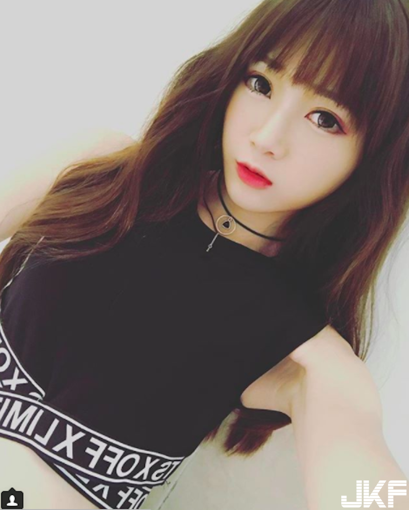 無辜系養眼麻豆！床上自拍甜到讓人融化，小露酥胸就好養眼啊