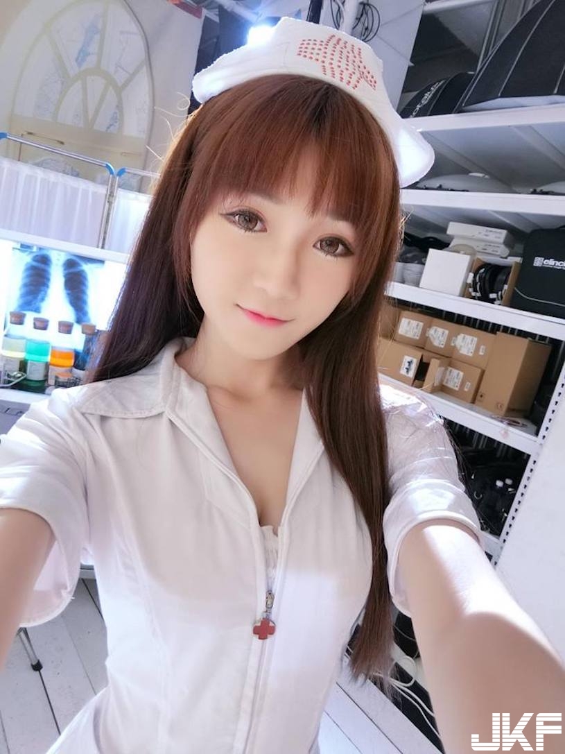 無辜系養眼麻豆！床上自拍甜到讓人融化，小露酥胸就好養眼啊
