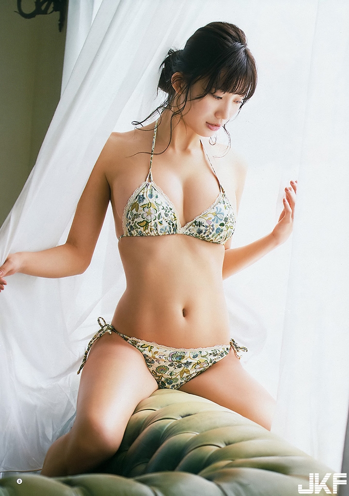 最強笑容！「真人版峰不二子」挺G奶做瑜珈　8頭身爆乳倒奶畫面太誘惑！