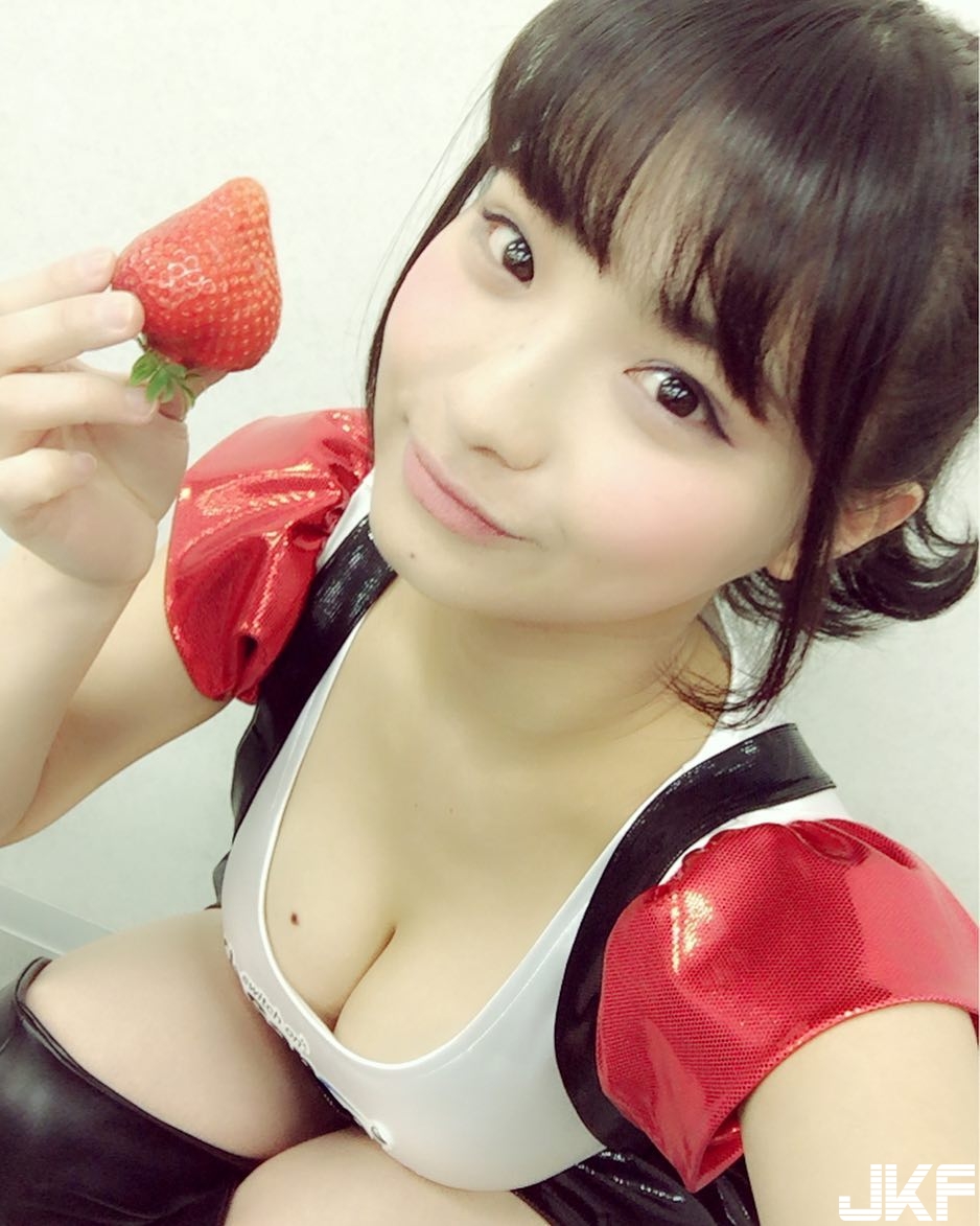 下乳天使「胸懷大痣」！比基尼太小露出白皙G奶下緣　溢出的肉肉好性感！