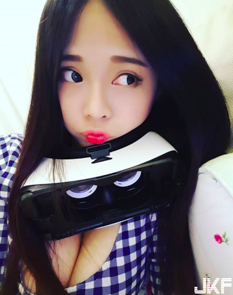 尾牙就決定穿這套了！「爆乳正妹」禮服好低胸！奶奶快掉出來，全場嬌點94她！