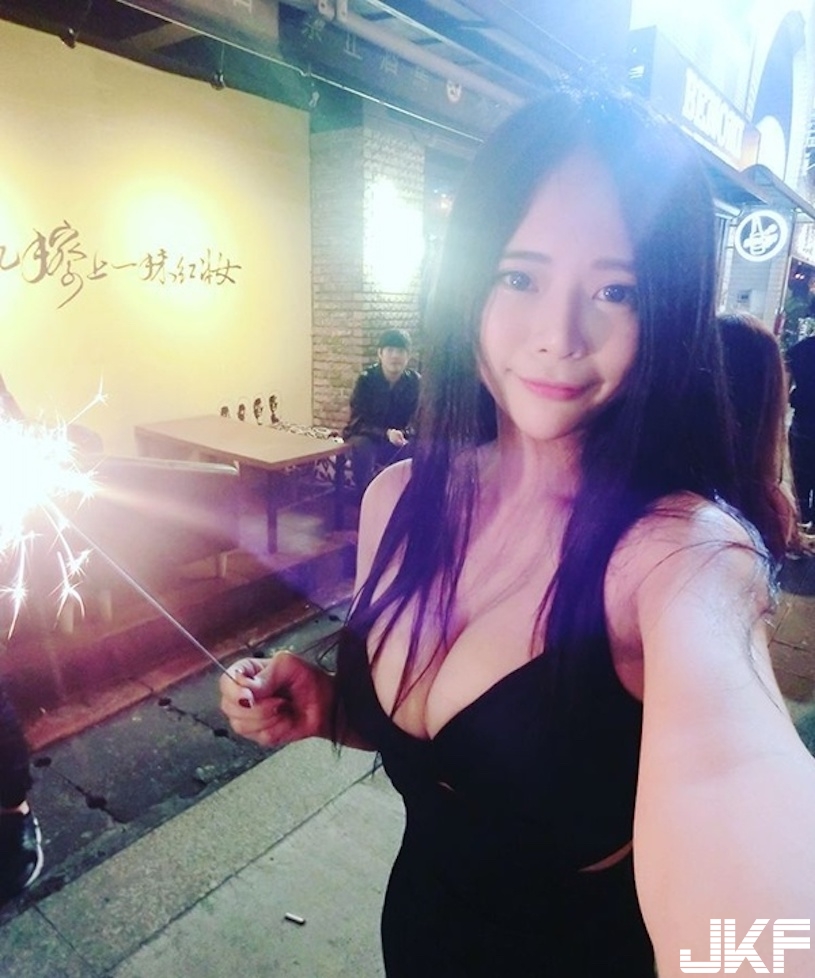 尾牙就決定穿這套了！「爆乳正妹」禮服好低胸！奶奶快掉出來，全場嬌點94她！
