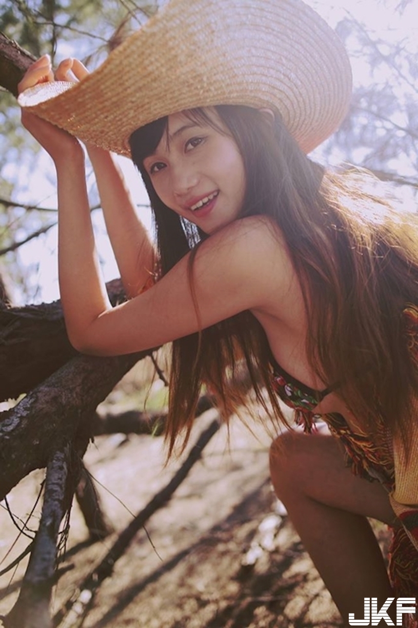 越冷越要爆！信義商圈驚見正妹「低溫大爆乳」，原來是「行走的F奶」呀！