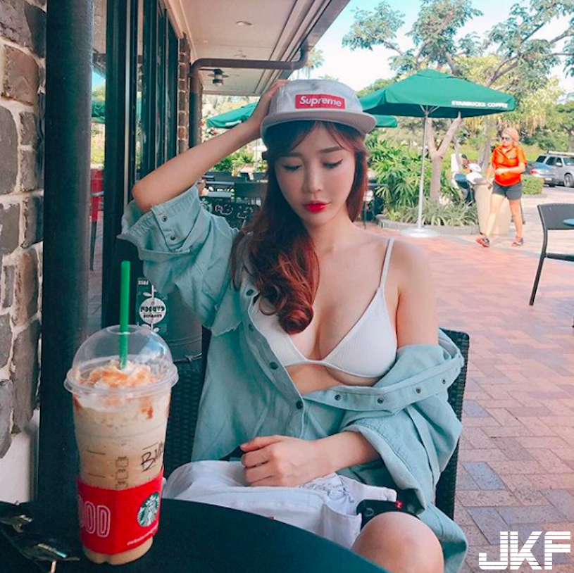 受不了！爆乳「比基尼奶妹」白皙乳量好銷魂！萬惡的「美乳身材」整個有夠犯規…