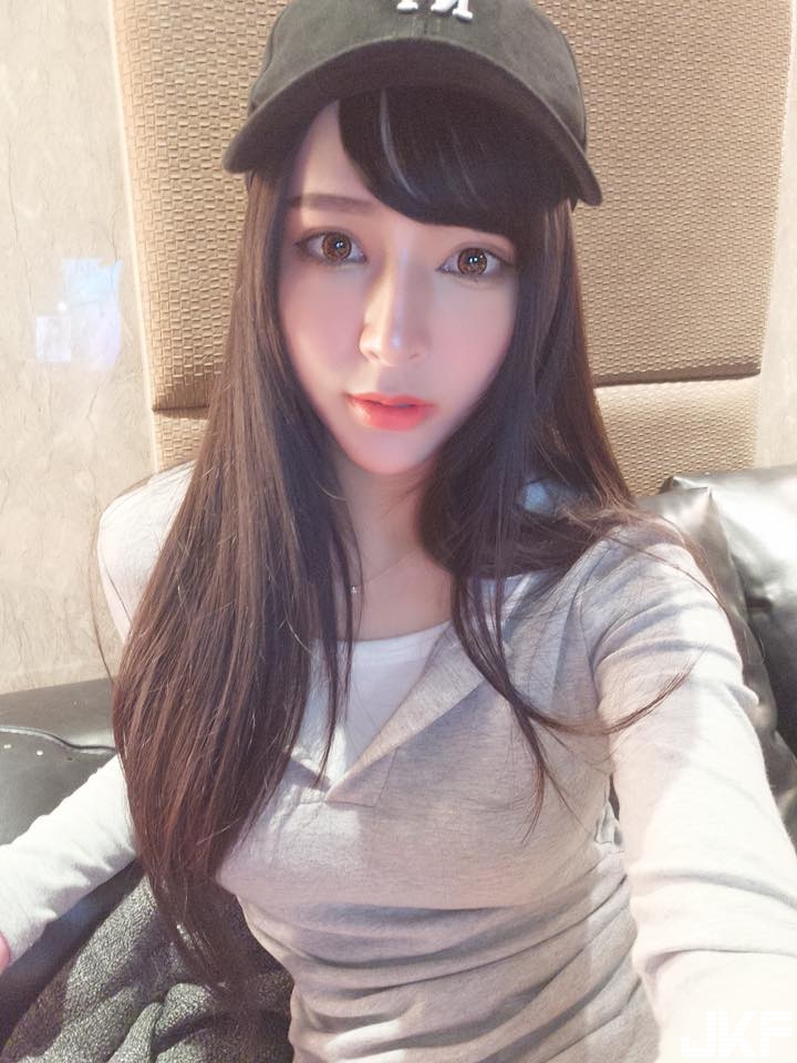 太迷人！逆天學生妹「性感制服」開播！網友湧入大讚：當我學妹可以
