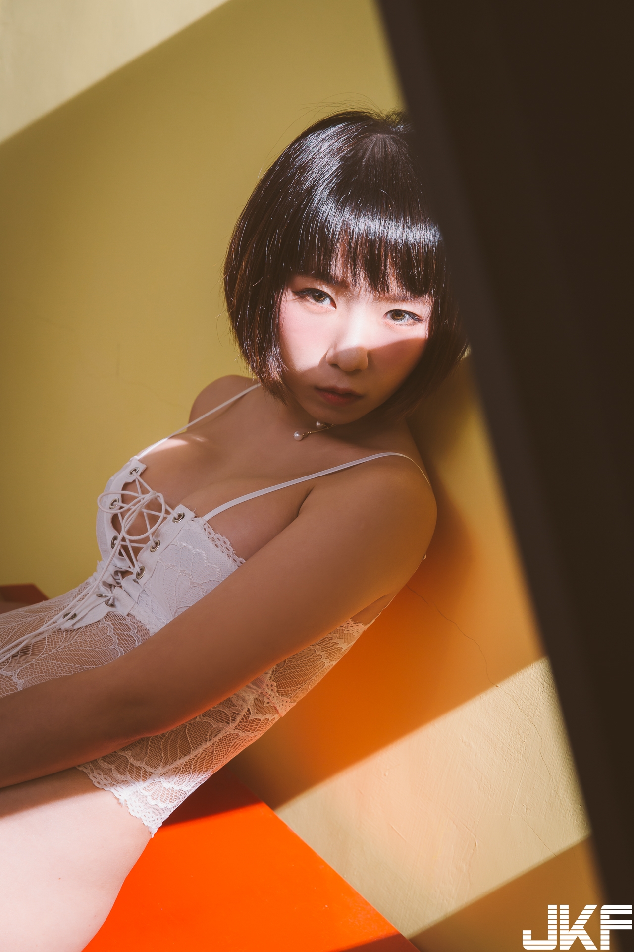 「小隻女孩」的黑色誘惑與白色挑逗！攝影師ViGo創造的性感房間少女！
