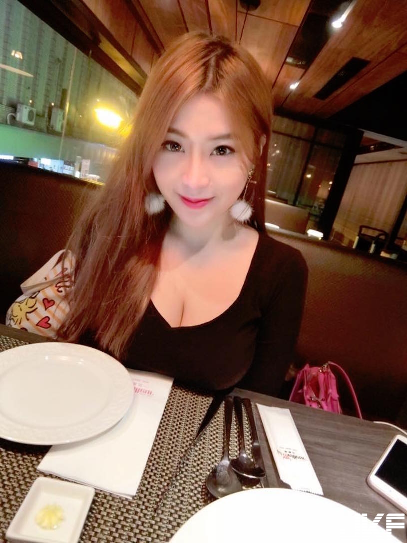 桌子會壞掉啦！「極品八字乳妹」E奶好犯規！超邪惡視角讓男人都受不了…