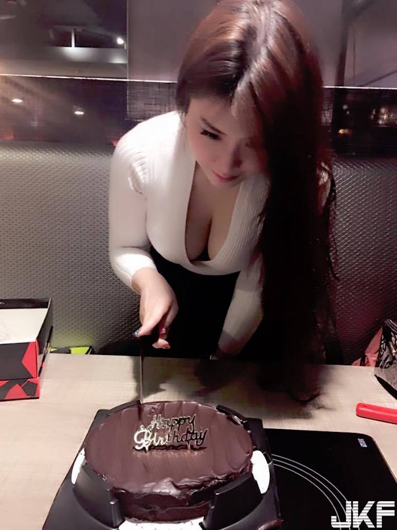 桌子會壞掉啦！「極品八字乳妹」E奶好犯規！超邪惡視角讓男人都受不了…