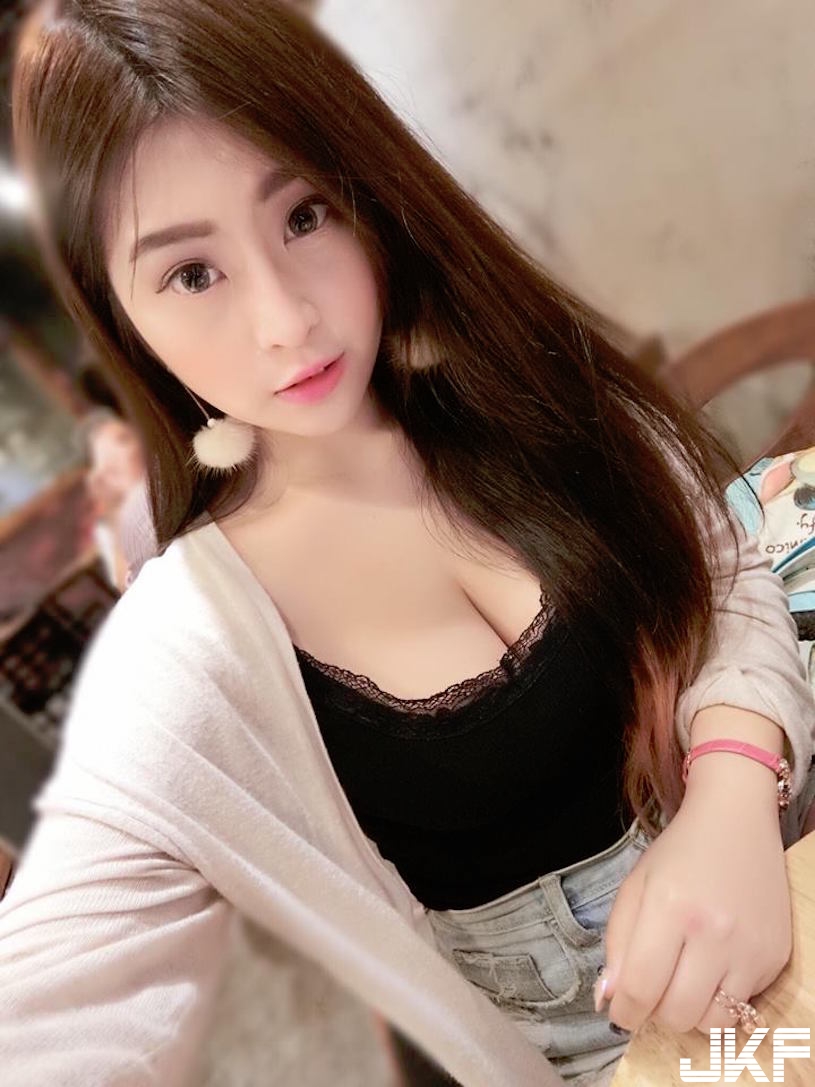 桌子會壞掉啦！「極品八字乳妹」E奶好犯規！超邪惡視角讓男人都受不了…