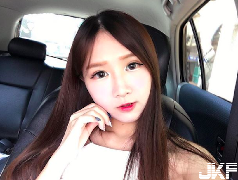 正妹美睫師「臉蛋超甜美」，極品曲線「一笑就好療癒人心」！