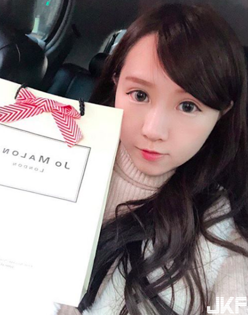 正妹美睫師「臉蛋超甜美」，極品曲線「一笑就好療癒人心」！