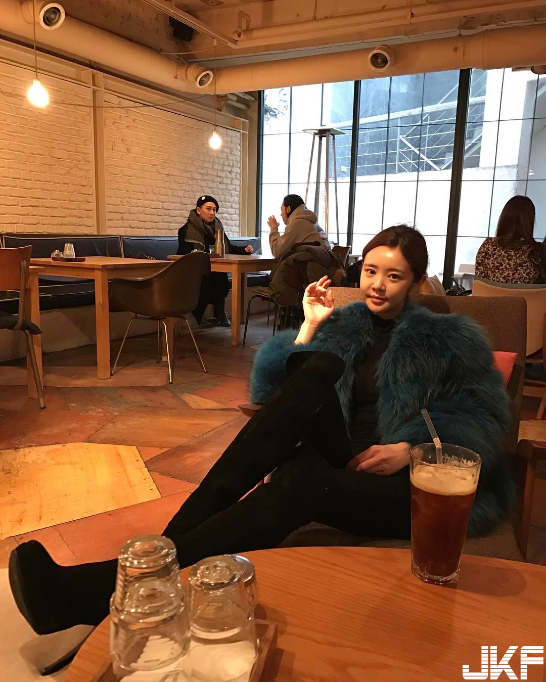 有亮點！細肩奶妹深V大開奶球上下晃！「陣陣乳波」襲來忍不住跟著洞次洞