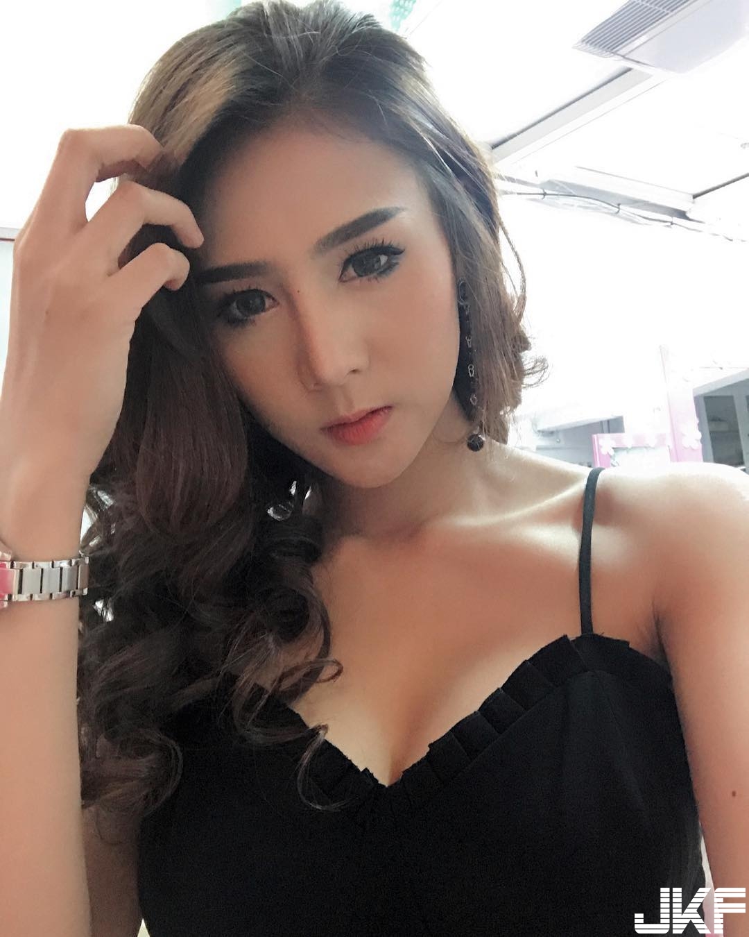 撐不住的大冰奶！正妹街上衣服意外滑落，一對「豐滿長輩」瞬間掉出！