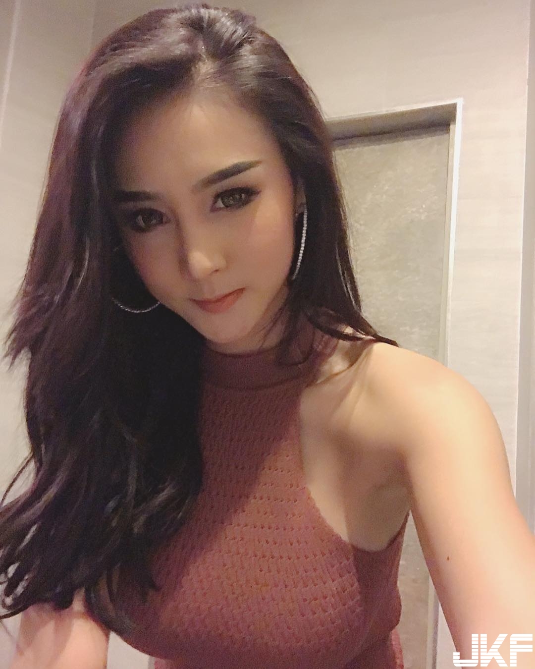 撐不住的大冰奶！正妹街上衣服意外滑落，一對「豐滿長輩」瞬間掉出！