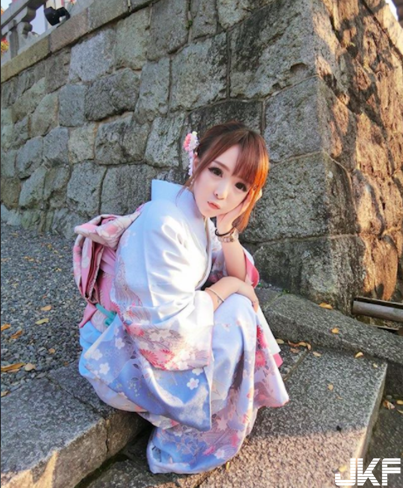 髮廊驚見「爆乳熱褲妹」！甜美大眼配「超亮車頭燈」！眼睛快睜不開啦！