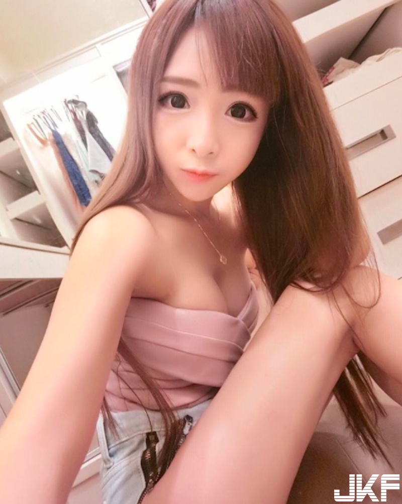 髮廊驚見「爆乳熱褲妹」！甜美大眼配「超亮車頭燈」！眼睛快睜不開啦！