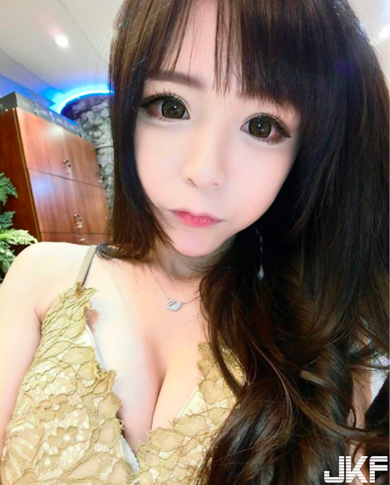髮廊驚見「爆乳熱褲妹」！甜美大眼配「超亮車頭燈」！眼睛快睜不開啦！